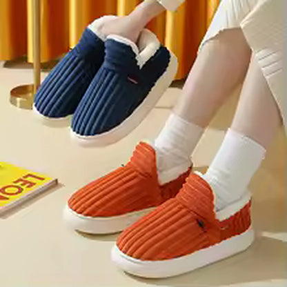 Chaussons Guimauve portés, bleu marine et rouge